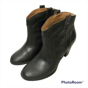 Clark’s booties Pull On Genuine Leather Ankle Booties black in size 7.5 medium